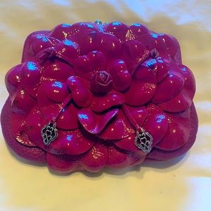 Pebble leather wallet w/patent flower, card slots